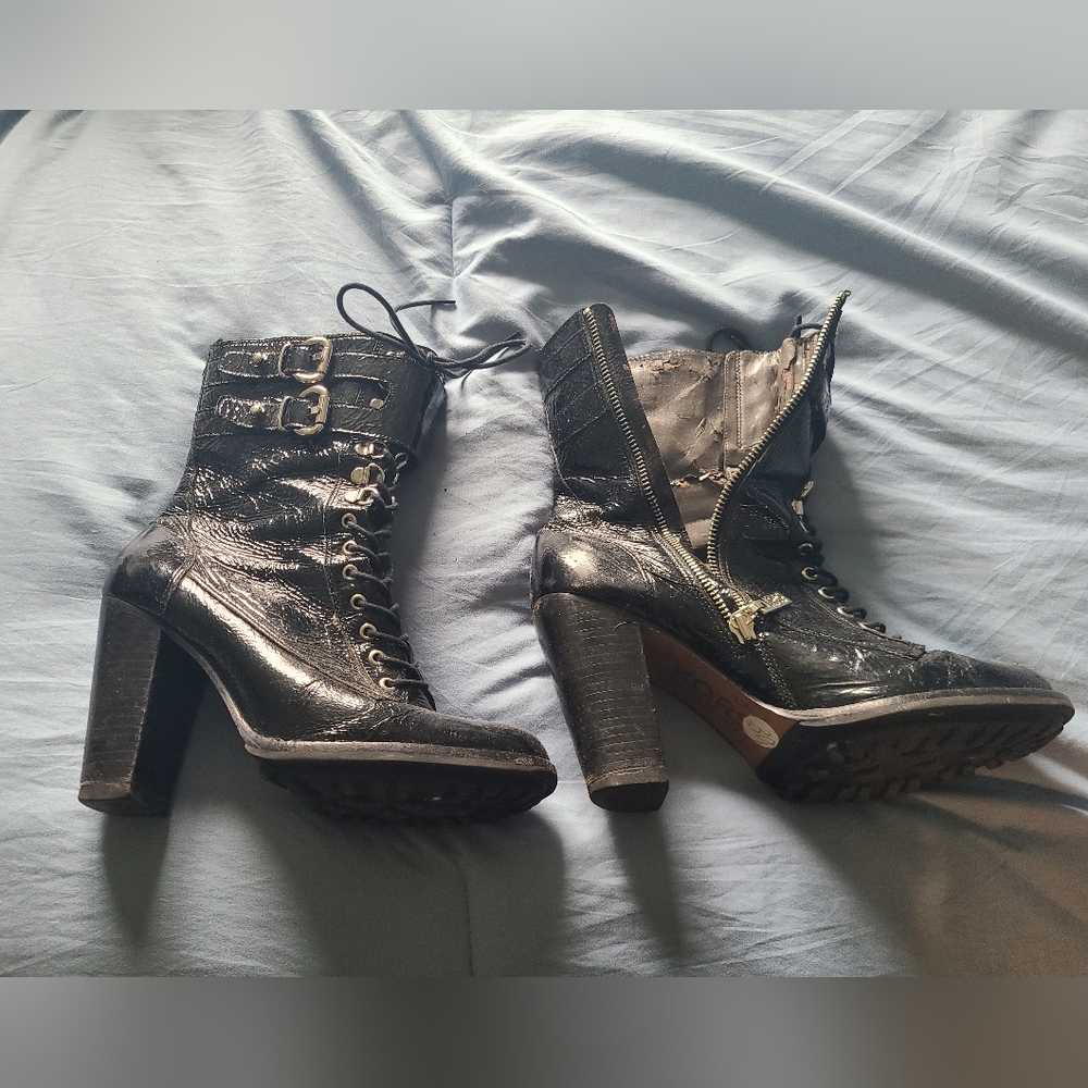 Michael kors boots. Wear and tear on inside.  Good shape sz7.